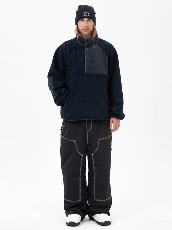 Set aus Herren-Pullover aus Kunstfleece und lässiger Freerider-Schneehose im urbanen Streetstyle