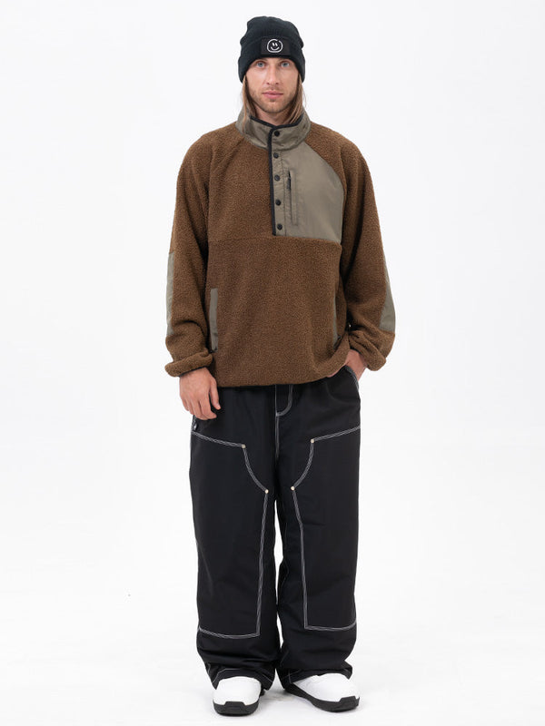 Set aus Herren-Pullover aus Kunstfleece und lässiger Freerider-Schneehose im urbanen Streetstyle