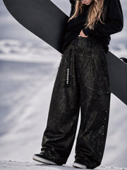 Urban Vibe Damen-Snowboardhose im Workwear-Stil mit Nietenbesatz, weitem Schnitt und OG-Baggy-Design.